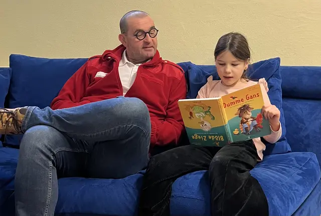 Rotkreuz-Lesecoach Thomas Schlager-Weidinger begleitet Kinder im Bezirk Grieskirchen beim Lesen.

 | Foto: ÖRK Grieskirchen
