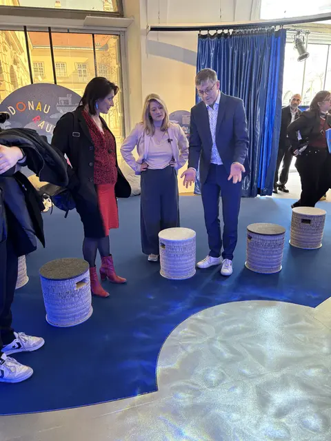 Kurator Christian Ganzer erklärt der Vizebürgermeisterin Bettina Emmerling (Neos) und der Kulturstadträtin Veronica Kaup-Hasler (SPÖ) eine Mitmach-Station im Zoom Kindermuseum. | Foto: Mathias Kautzky/MeinBezirk