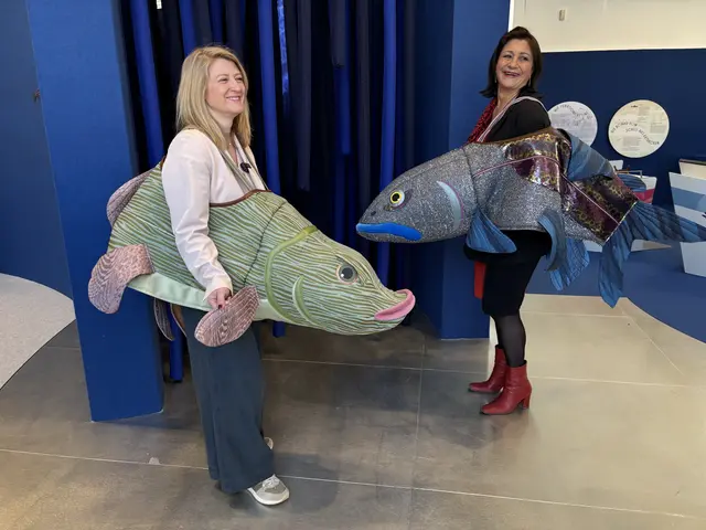 Fische unter sich: Vizebürgermeisterin Bettina Emmerling (Neos, l.) und Kulturstadträtin Veronica Kaup-Hasler (SPÖ) in Kostümierung. | Foto: Mathias Kautzky/MeinBezirk