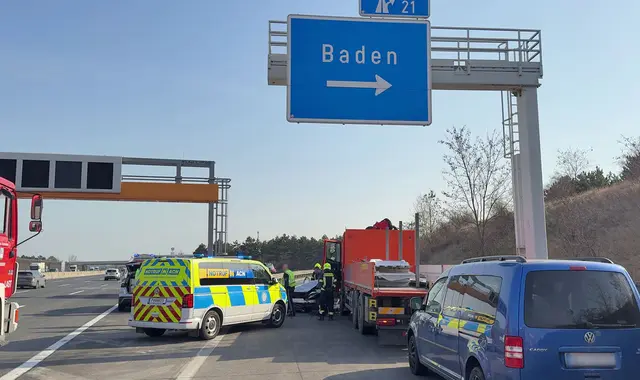 Unfall bei der Autobahnabfahrt Baden. | Foto: BFKDO BADEN / Stefan Schneider