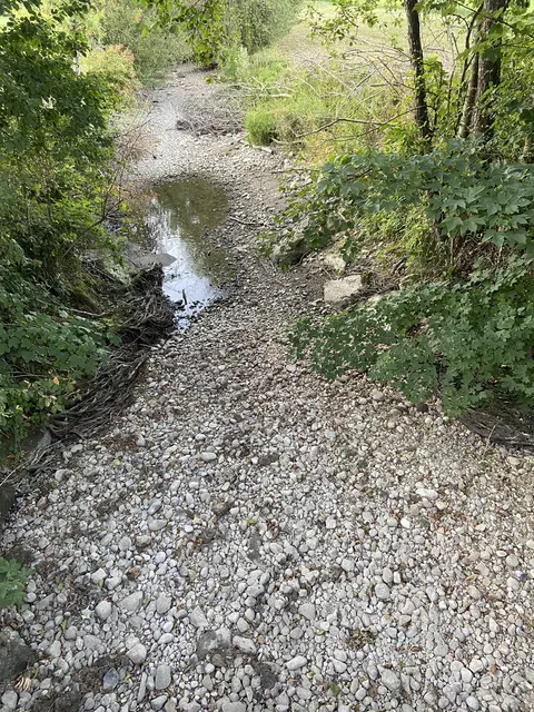 Aufgrund der wenigen Niederschläge trocknete die Mattig in den vergangenen Jahren stellenweise aus.  | Foto: Stadtamt Mattighofen