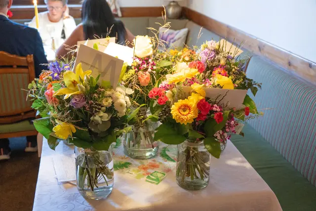 Die Jubilare erhielten von der Gemeinde Weinburg einen kleinen Blumenstrauß als Zeichen der Wertschätzung. | Foto: Gemeinde Weinburg