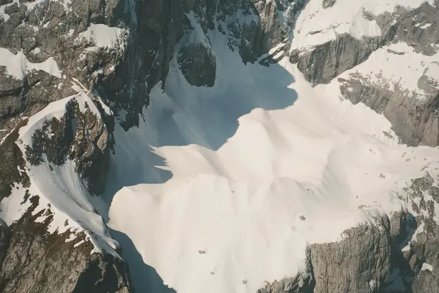 Blick auf den schneebedeckten Eiskargletscher aus der Luft (30.5.2004) | Foto: Gerhard Hohenwarter sen.