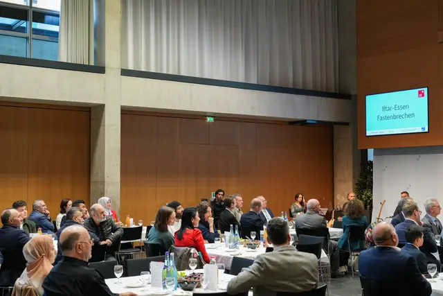 Rund 100 Gäste aus Religion, Politik und Gesellschaft kamen im Landhaus Innsbruck zusammen, um beim traditionellen Iftar-Essen gemeinsam das Fastenbrechen im Ramadan zu feiern. | Foto: Land Tirol