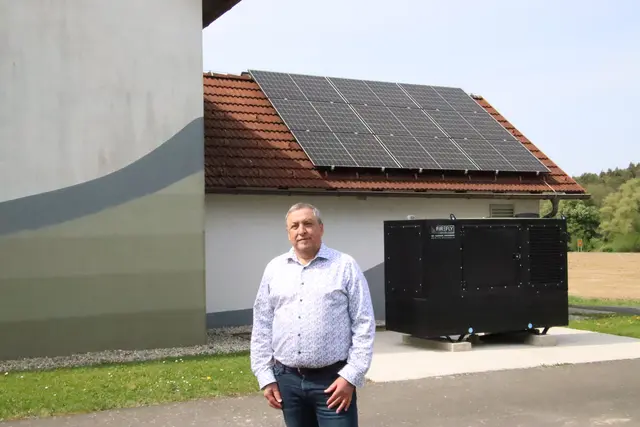 Bürgermeister Helmut Sampt ist stolz auf das vor zwei Jahren installierte Notstromaggregat bei der Wasseraufbereitungsanlage in Windisch Minihof. "Während des Blackouts hat sich diese Investition mehr als bezahlt gemacht." | Foto: Martin Wurglits