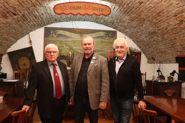 Ritter Emsig, Ritter Contra-Fey und Ritter Schlummerl gehören zu den 43 Mitgliedern der Paixhanslia in Vöcklabruck.