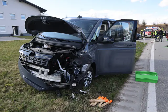 Beide Unfallfahrzeuge wurden bei der Kollision schwer beschädigt; die Einsatzkräfte mussten eine Personenrettung durchführen. | Foto: Daniel Scharinger