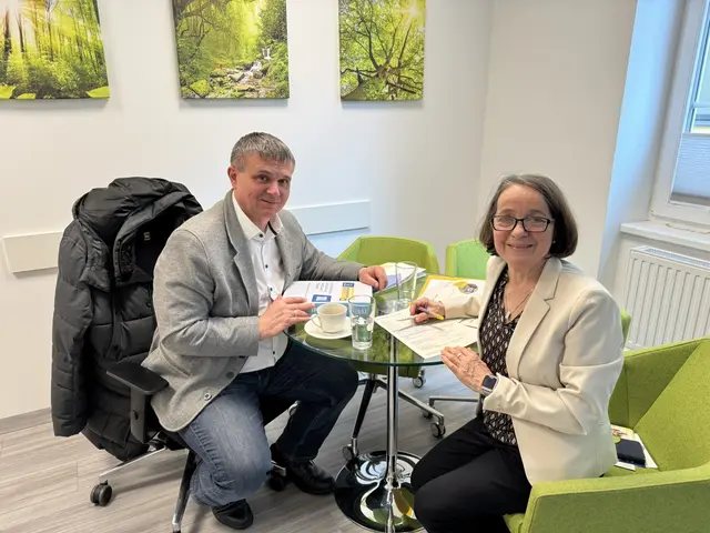 Bürgermeister Franz Schuster und Beraterin Monika Heindl im Gespräch. | Foto: Dorf- und Stadterneuerung