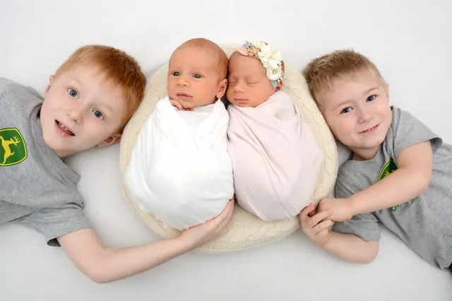 Namen: Anna / David
Geburtsdatum: 23.01.2026
Vornamen der Geschwister: Paul und Matthias
Gewicht: 2.330 g / 2.845 g
Größe: 45,5 cm / 48 cm
Eltern: Marlene und Thomas Lerchbaum aus Mautern | Foto: Babysmile