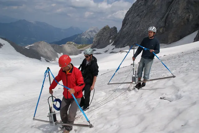 Mittels Georadar wird die Dicke des Eiskargletschers gemessen (Juli 2010) | Foto: Gerhard Hohenwarter sen.