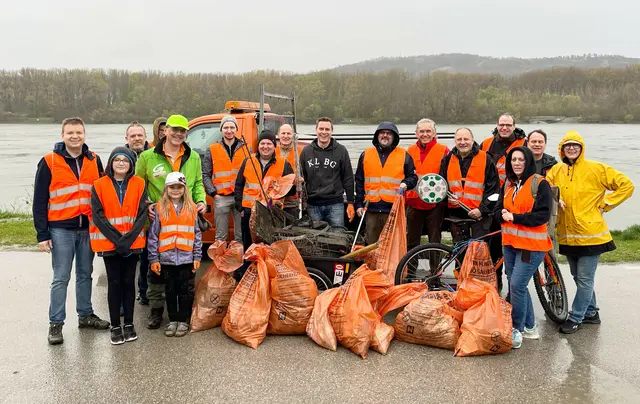Der Regen konnte sie nicht stoppen: Vertreter der ÖVP, der Grünen und der PUK reinigten gemeinsam die Au.  | Foto: VP Klosterneuburg