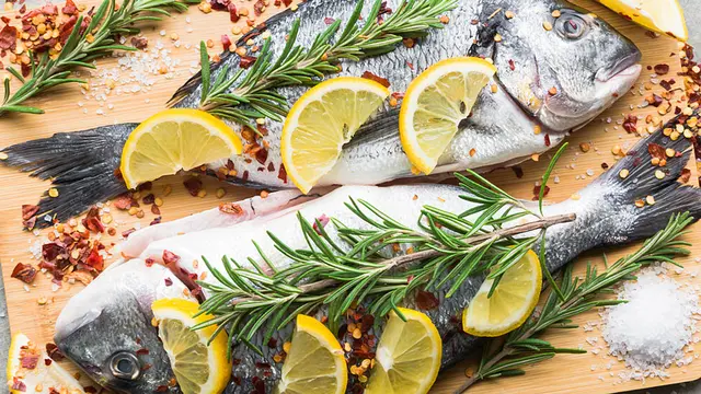 Fisch – die Eiweißquelle, die Stoffwechsel, Herz und Gehirn unterstützt.