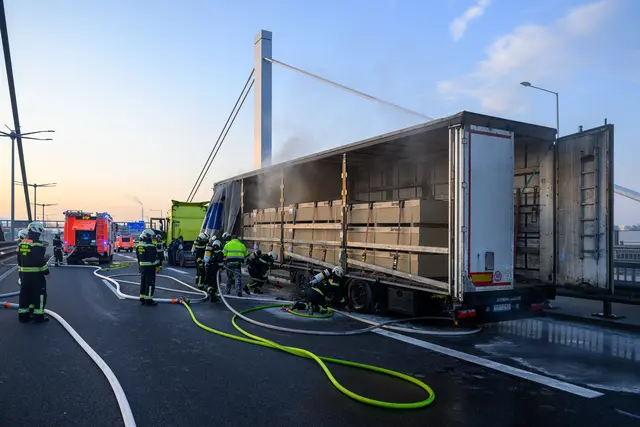 Am Mittwochmorgen brannte ein LKW auf der Linzer Voestbrücke. | Foto: Fotokerschi/Werner Kerschbaummayr