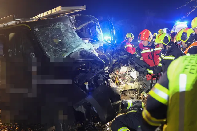 Kleintransporter in Gunskirchen von der Straße abgekommen und gegen Baum geprallt – Lenker im Wrack eingeklemmt. | Foto: laumat/Matthias Lauber