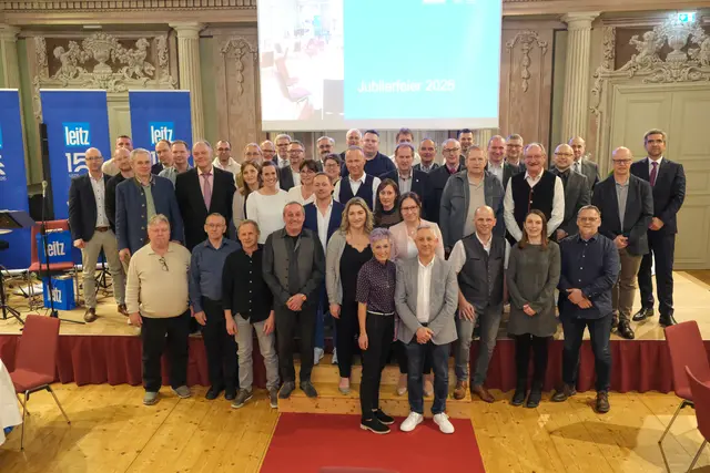 66 Mitarbeiter:innen des Riedauer Unternehmens standen im Mittelpunkt und freuten sich über die Auszeichnung.  | Foto: Leitz