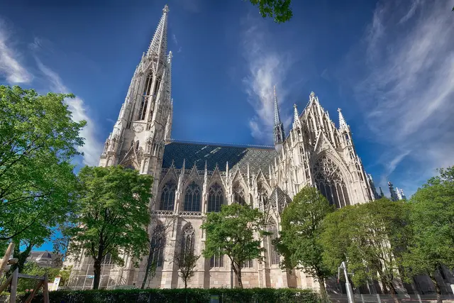 Rund um die Votivkirche laden die freien Flächen zum Verweilen ein. Auch zahlreiche Lokale und Cafes gibt es hier zu entdecken.  | Foto: Rudolf Lendl/Pixabay