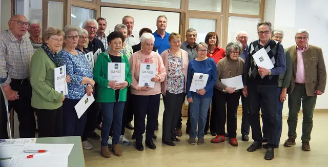 Kienast Kurt, Mühlmann Maria, Angerer Anna Maria, Litschauer Berta, Faltner Gertraude und Alfred, Litschauer Josef, Ehrenobfrau Willim Ingrid, Litschauer Elfriede, Tesak Peter und Renate, Ledwinka Karoline, Bgm. Achleitner Ulrich, Obfrau Pasqualli Maria, Czeland Günther,
Neuburger Christine, Czeland Hannelore, Polt Inge, Platz Rudi, Ableidinger Franz, Bez. Obfrau Strobl Luise, Ehren-Bez. Obmann Schiefer Diether | Foto: NÖ Senioren Ortsgruppe Groß-Siegharts