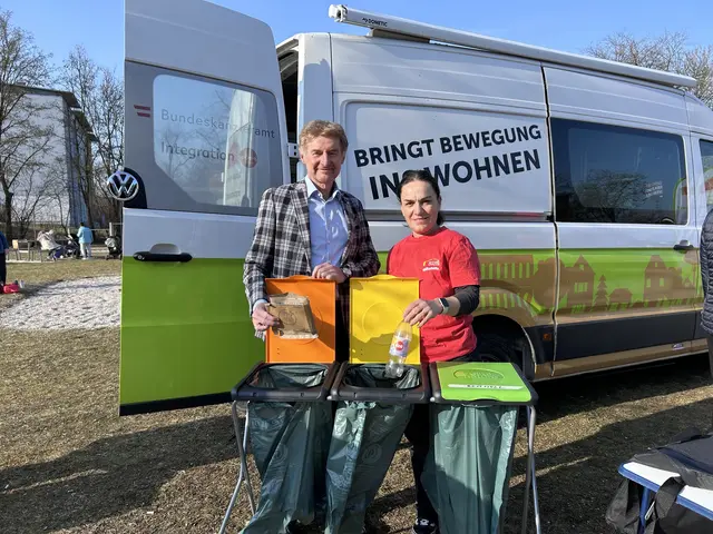 Vizebürgermeister Gerhard Kroiß besuchte WID-Mitarbeiterin Majlinda Saliaj bei der Infokampagne zur richtigen Mülltrennung in den Stadtteilen. | Foto: Stadt Wels