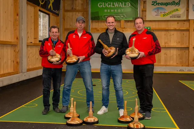 Hotelchef Alexander Pilsl (2. v. r.) überreichte die speziellen Eisstöcke an die Verantwortlichen der Stocksportsektion der Sportunion Vorderweißenbach rund um Sektionsleiter Thomas Draxler (ganz rechts). | Foto: beha-pictures
