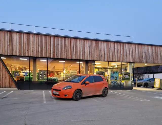 Der Fiat-Fahrer blockierte frech zwei Parkflächen vorm Supermarkt. | Foto: Celina Laschober