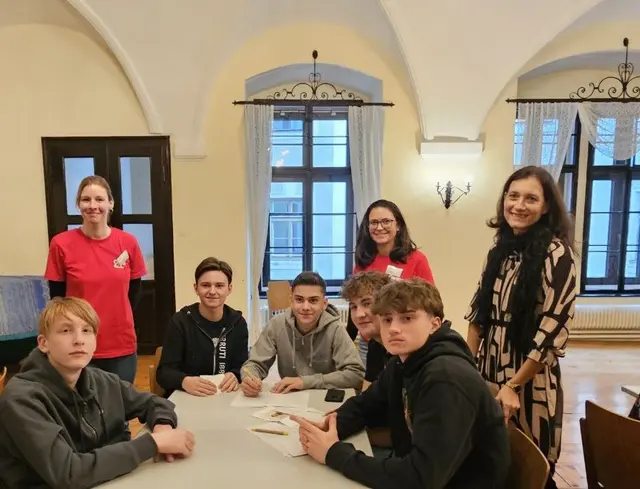 : Die Caritas-Mitarbeiterinnen helfen, wenn die Schüler nicht weiter wissen | Foto: Gerhard Luger und Simone Gsell