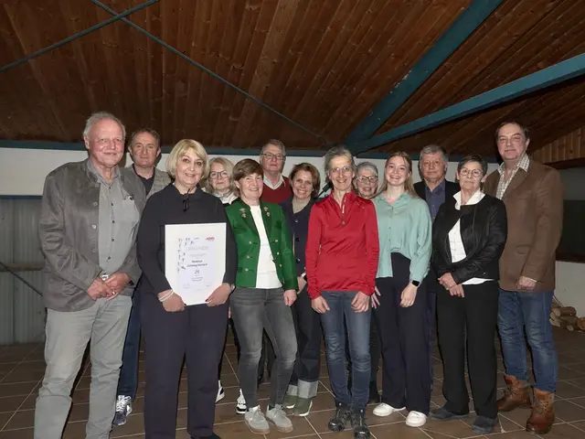 Der Vorstand des RC Zeltweg Farrach mit geehrten Sportlern und Ehrengästen. V. l. ASVÖ-Vizepräsident Hans Hörzer, Wolfgang Pirker, Friedl Kaltenegger, Karin Schinnerl, Marion Galler, Mag. Hans Kaltenegger, Mag. Gudrun Pirker,  Elke Huber, Roswitha Stiegler, Angelina  Tatschl, Obmann Max Kaltenegger und Finanzstadtrat Armin Wassertheurer.
