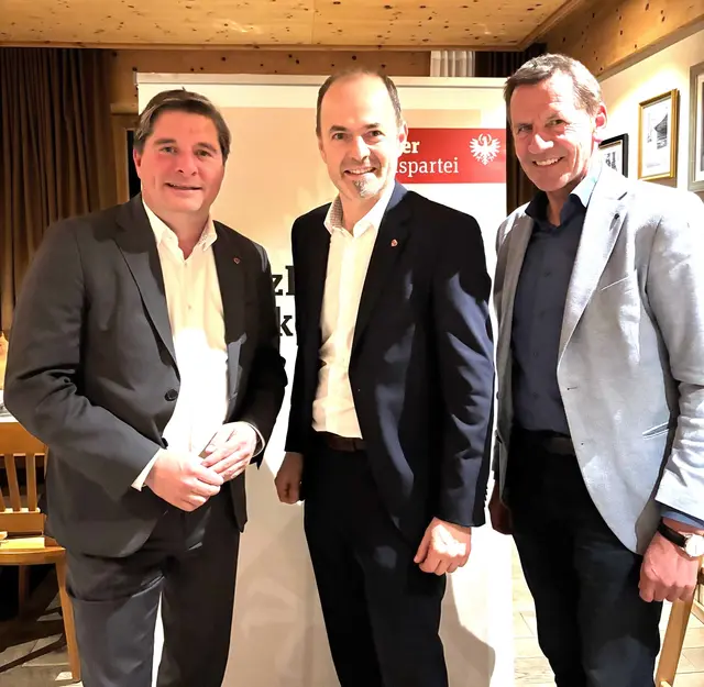 VP-BPO LA Peter Seiwald, NR Josef Hechenberger, Hopfgartens Bgm. Paul Sieberer. | Foto: VP Tirol