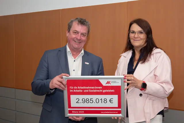 Horst Pammer und Marianne Landa präsentieren das Ergebnis 2025 der AKNÖ-Arbeit in Neunkirchen für Dienstnehmer. | Foto: Santrucek