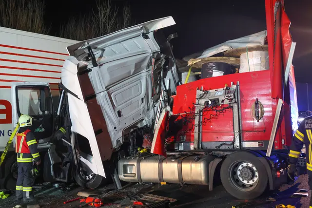 Der Unfall beschädigte alle drei Fahrzeuge schwer.  | Foto: laumat/Matthias Lauber