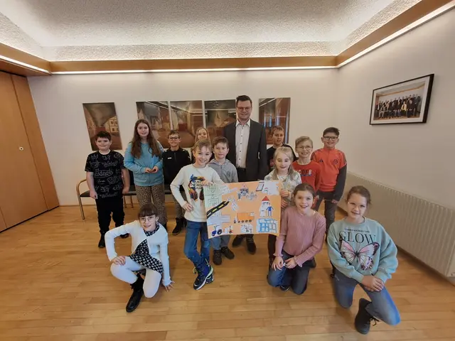 Die Schüler der Volksschule Neukirchen am Walde waren zu Gast im Gemeindeamt.  | Foto: Hochhold