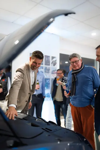 Michael Grasmann mit begeisterten Gästen. | Foto: BMW Grasmann