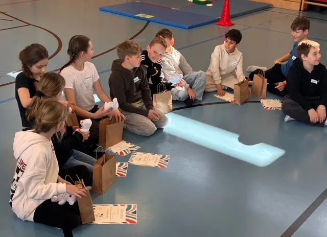 Zum Abschluss des Workshops gab es für die Kinder eine Urkunde und ein Geschenk. Foto: Albert G. Glechner