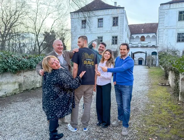 Petra und Christian Strasser, Rene Anzengruber alias DJ Ancid, DJ Chris Salivan, Emilia Brunner alias "DJ Milia" und Johannes Steinbrener. | Foto: Doms/MeinBezirk