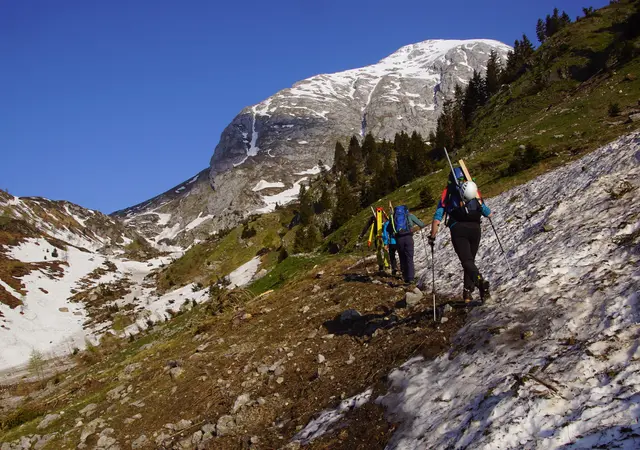 Schwer bepackte Teilnehmer beim Anmarsch zum Eiskargletscher (3.6.2021) | Foto: Gerhard Hohenwarter sen.