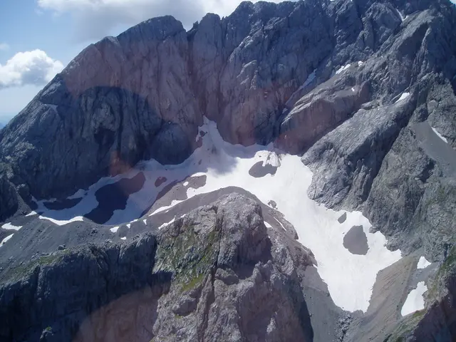 Blick aus der Luft auf den schneebedeckten Eiskargletscher im Sommer | Foto: Gerhard Hohenwarter sen.