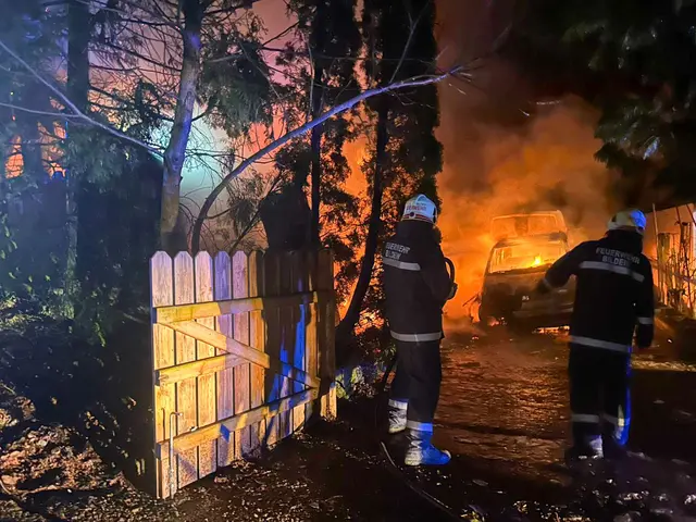 Ein Pkw und ein Holzstadl, der unmittelbar an ein Wohngebäude angrenzt, hatten knapp vor Mitternacht Feuer gefangen. | Foto: Bezirksfeuerwehrkommando Oberwart