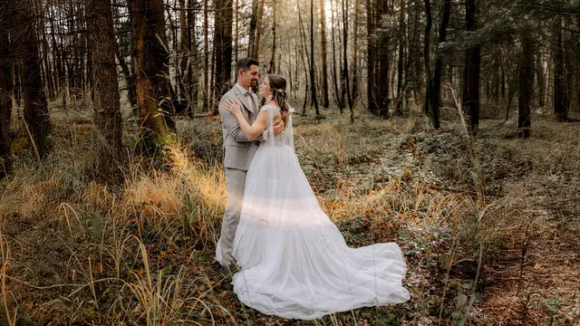 Kerstin Pomper von Kamerafräulein gibt fünf praktische Tipps, wie Brautpaare bei einer Hochzeit im Grünen mit authentischen, ungestellten Fotos das natürliche Licht, die Umgebung und echte Emotionen perfekt in Szene setzen können. | Foto: Kamerafräulein