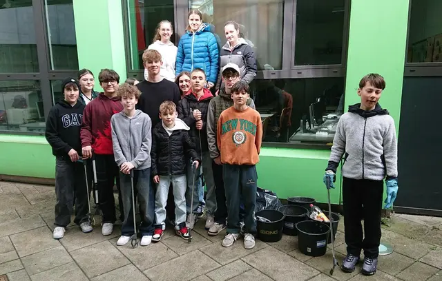 Das Gymnasium von Purkersdorf unterstützt die Flurreinigung in der Stadt | Foto: Gem. Purkersdorf