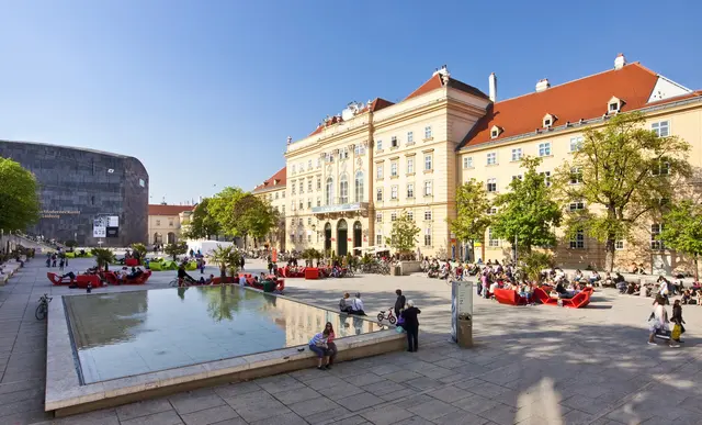 Wenn die Sonne scheint, wird der Innenhof des MuseumsQuartiers zum Treffpunkt für Kunstfans und Spaziergänger. | Foto: panthermedia/Creativemarc