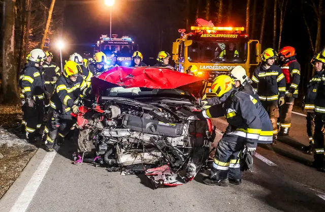 Eines der Unfallfahrzeuge, das bei der Kollision auf der B156 erheblich beschädigt wurde. | Foto: Daniel Scharinger