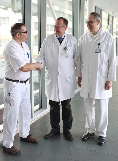 Martin Aigner (Mitte) und Walter Struhal (Fellow of the European Academy of Neurology - FEAN) (rechts) wurden zu Universitätsprofessoren an der Karl Landsteiner Privatuniversität ernannt, Herbert Huscsava gratulierte.


Fotocredit: Universitätsklinikum Tulln-Klosterneuburg Abdruck honorarfrei nur im Zusammenhang mit der beigefügten Presseaussendung. Jegliche weitere Verwendung oder Veröffentlichung bedarf der ausdrücklichen Zustimmung der NÖ LGA. | Foto: UK Tulln-Klosterneuburg