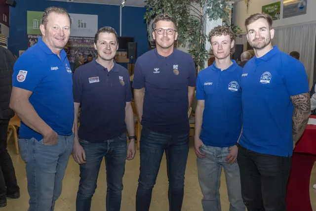 Sporttalk beim Sponsorenabend der Handball Sportunion Leoben: Cheftrainer René Kramer, die IHF&amp;EHF-Schiedsrichter Christoph Hurich und Denis Bolic, Kapitän Maria Schweiger mit Teamkollegen Lukas Moser (v.l.). | Foto: Klaus Pressberger