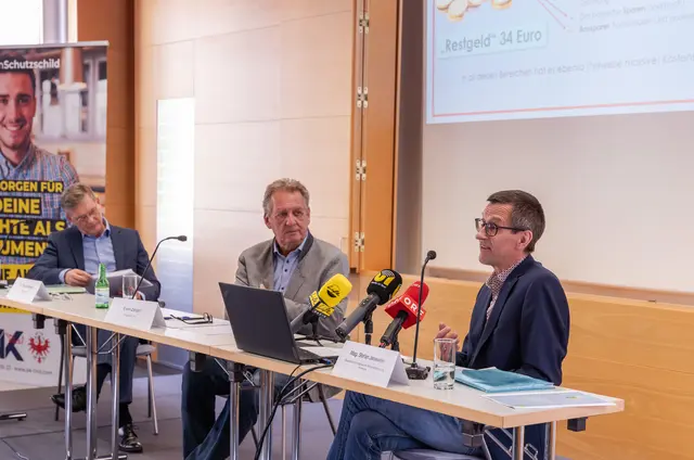 v. li.: Dr. Thomas Radner (Leiter Grundlagenarbeit AK Tirol), AK Präsident Erwin Zangerl, Mag. Stefan Jenewein (Gesellschaft für Angewandte Wirtschaftsforschung, Innsbruck) | Foto: AK Tirol/Sonja Niederbrunner