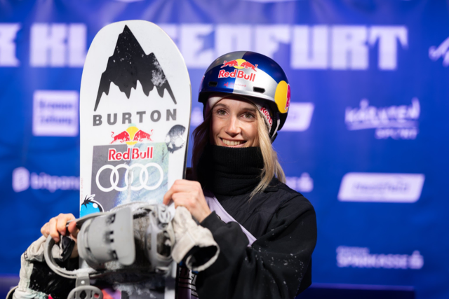 Das Original-Snowboard mit dem Autogramm von Anna Gasser wird zugunsten des Vereins "Hand in Hand" in Leoben versteigert. | Foto: Aurena