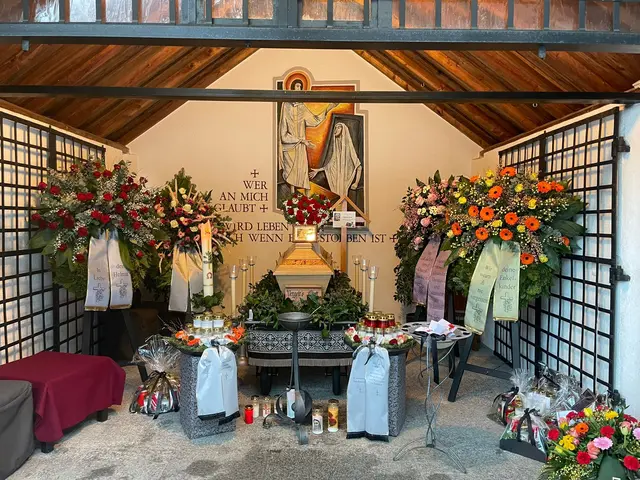 Verabschiedung in der Einsegnungshalle – „Das Stockerl“ mit persönlichen Gegenständen – liebvolle Tradition in Tumpen | Foto: Michaela Maurer