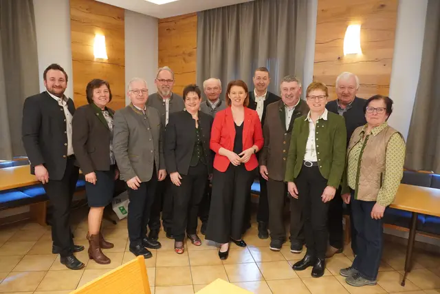 Von links Bezirksbauernkammer-Obmann Christian Lang, Eva Sattler, Nikolaus Prinz, Peter Teufel, Bürgermeisterin Martina Kranzl, Franz Temper, Landesrätin Michaela Langer-Weninger, Hannes Peterseil, Altbauern-Bezirksobmann Josef Wiesinger, Landwirtschaftskammer-Vizepräsidentin Rosemarie Ferstl, Karl Rockenschaub, Gerti Schober. | Foto: Altbauerngemeinschaft