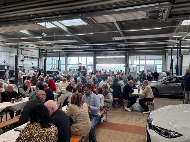 Rund 4.000 Menschen waren gekommen, um sich das Autohaus im neuen Look anzusehen. | Foto: MeinBezirk/ Christian Zechner