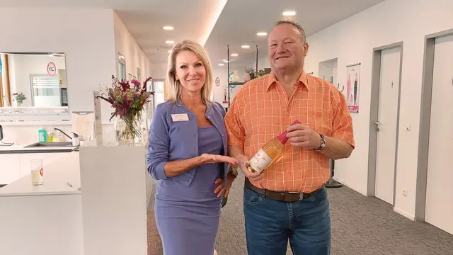 Friedrich Schreilechner mit seiner easylife-Betreuerin Petra Pancis im Therapiezentrum Salzburg – gemeinsam feiern sie seinen beeindruckenden Erfolg.