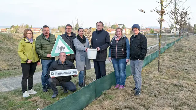 Die Kunrathstraße wird wieder zum Kröten-Highway. Gemeinsam setzen sich für die Amphibien ein: Susanne Wegenkittl vom Naturschutzbund NÖ, Erwin Sulzer vom Wirtschaftshof, Stadtgärtner Robert Wotapek (hockend), Geschäftsstellenleiter Franz Gruber, Vanessa Nowotny, Bürgermeister Matthias Stadler, Tatjana Fischer und Martin Gruber-Dorninger. | Foto: Josef Vorlaufer