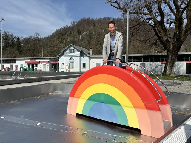 Das Kinderschwimmbecken im Volksgarten-Freibad mit dem bunten Regenbogen. Im Bild: Roland Oberhauser.  | Foto: Lisa Gold